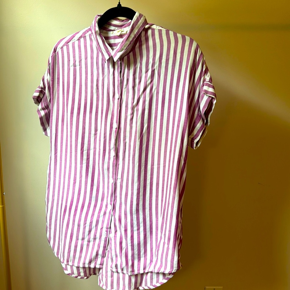 Women’s short sleeve button down - like new. Size medium